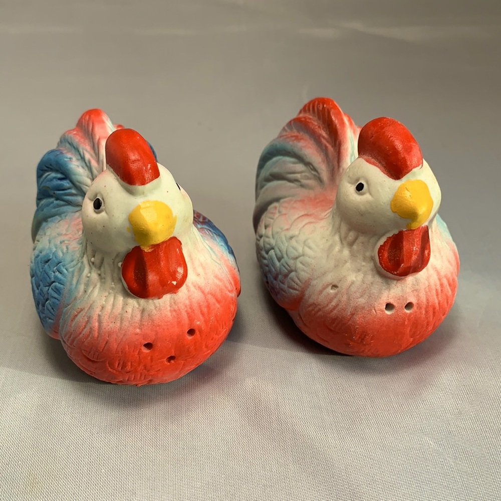 chicken or Rooster (??) 🐔 Salt & Pepper Shakers